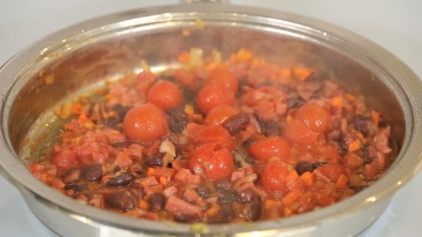 Тушёные помидоры черри, красные бобы и овощи на сковородке — стоковое видео