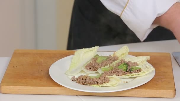 Warme gehakt salade met varkensvlees — Stockvideo