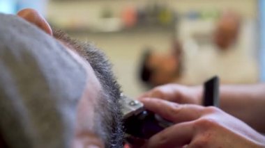 Sakal saç kesimi almak ve traş sakallı adam