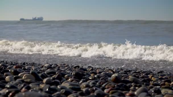 Tidal droeg op steenachtige pebble kust — Stockvideo