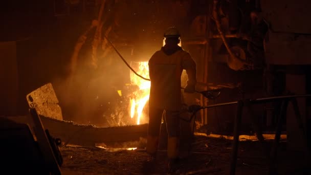 Metalúrgico en el trabajo por el alto horno, hierro y acero — Vídeo de stock