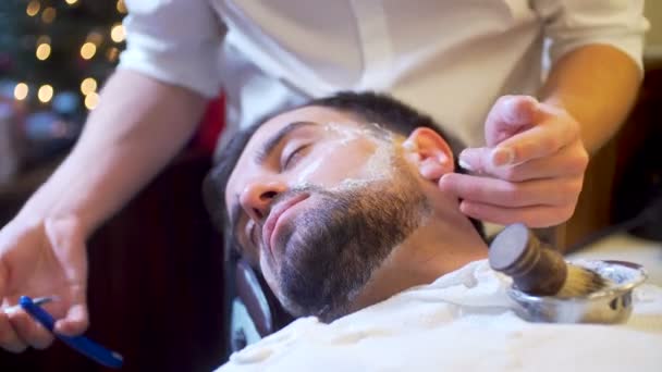 Barbudo hombre consiguiendo barba corte de pelo y afeitado — Vídeo de stock