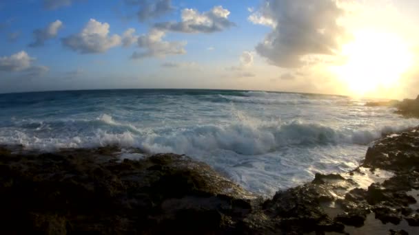 Морські хвилі дроблять на кам'янистому пляжі — стокове відео