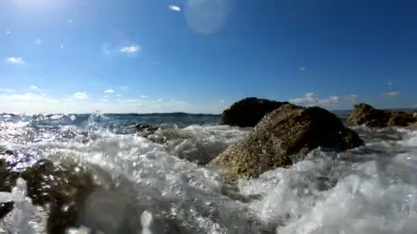 Zee golven verpletterend op een rotsachtig strand — Stockvideo