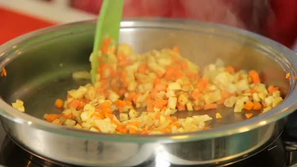 Freír verduras en una sartén — Vídeos de Stock