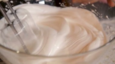 Bir mikser ile kasede beyaz yumurta krema karıştırma