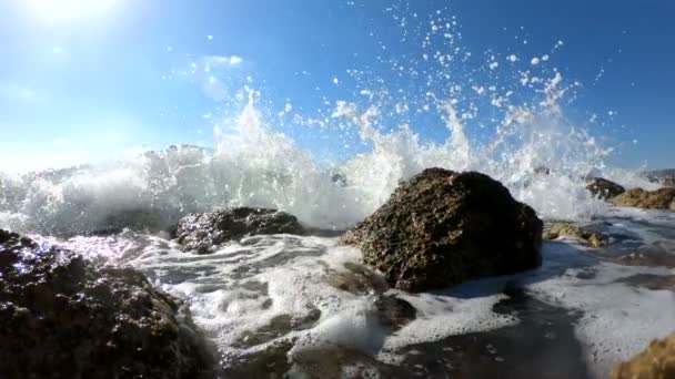 Kayalık bir sahilde ezilen deniz dalgaları — Stok video