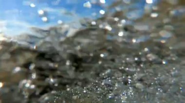 Kayalık bir sahilde ezilen deniz dalgaları