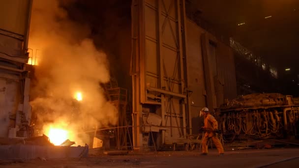 Metallurg på arbetet av blast furnance, järn- och stålverk — Stockvideo