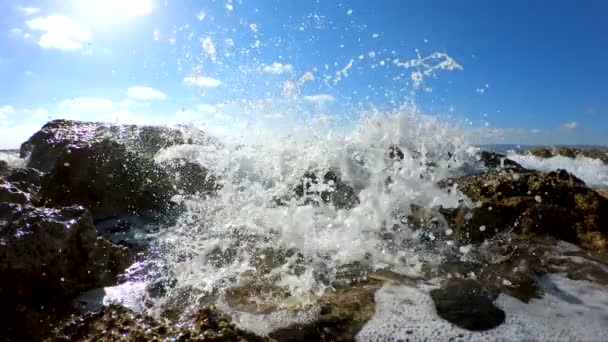 Морские волны, раздавленные на скалистом пляже — стоковое видео