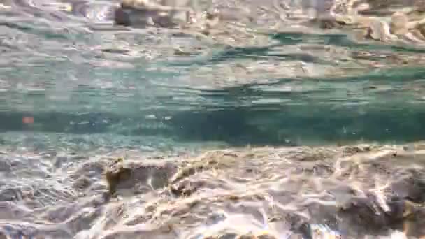 Rivage de mer peu profonde ondulations de fond sablonneux avec la lumière du soleil — Video