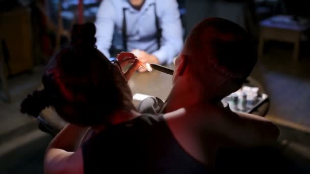 Young girl watching gangsters by the gaming table — Stock Video