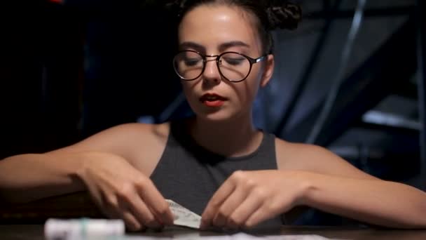 Junges Mädchen spielt mit Geldscheinen am Spieltisch — Stockvideo