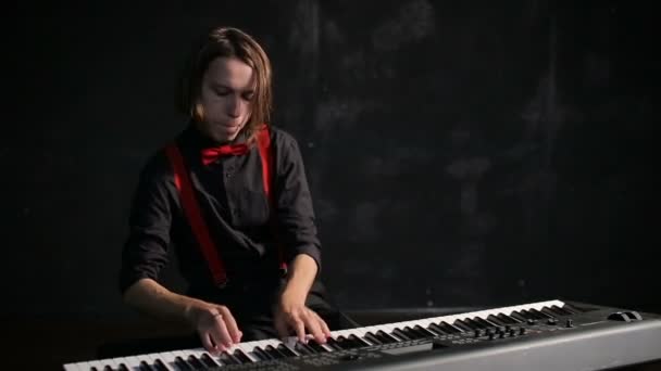 Joven músico tocando el piano — Vídeos de Stock