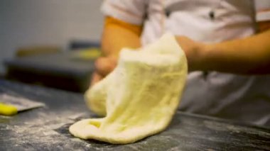 Restoranın mutfak masasında pizza hamuru hazırlama