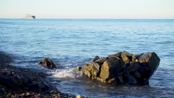 Taşlı çakıl deniz kıyısında gelgit geçişli — Stok video