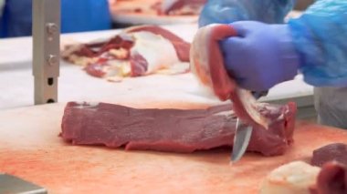 Konveyör bandı ile kasap kesme sığır eti