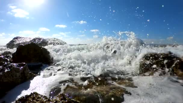 Zee golven verpletterend op een rotsachtig strand — Stockvideo