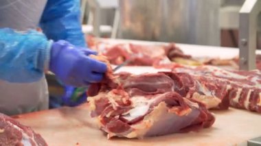 Konveyör bandı ile kasap kesme sığır eti