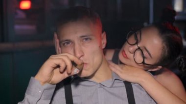 Genç kız gangster oyun Masa tarafından izlerken