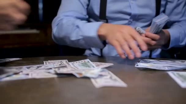 Jovem gangster confiante exibindo na mesa de jogos — Vídeo de Stock