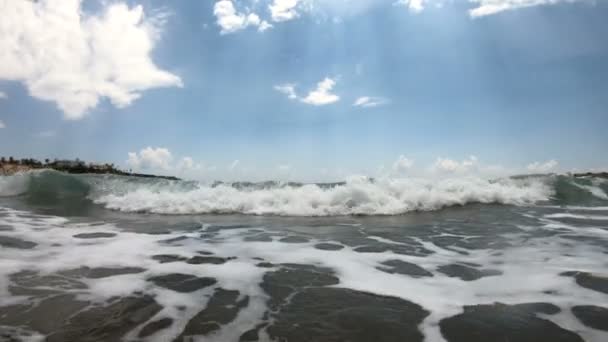 Морские волны брызгают над песчаным пляжем — стоковое видео