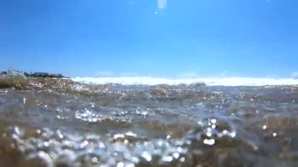 Las olas del mar salpicando sobre la playa de arena — Vídeos de Stock