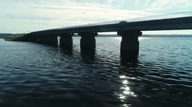 Mavi göl üzerinde bir köprünün havadan görünüşü