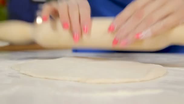 Vrouw kneden en rollen dunne pizza deeg — Stockvideo