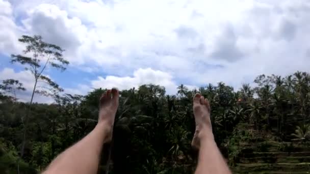 Swinging over Bali rice terrace — Stock video