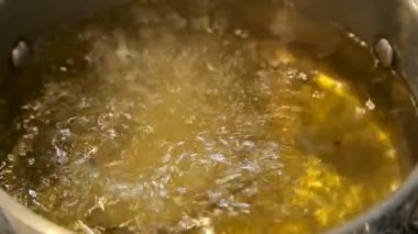 Kızartma makinesinde sıcak yağlı hamur köftesi pişiriyorum.