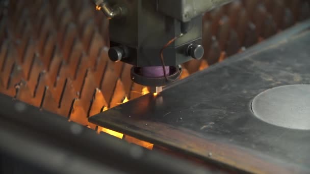 Laser cutting metal sheet with bright sparkles — Stock Video