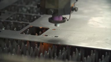 Parlak kıvılcımlarla metal kesen lazer.