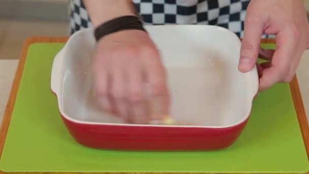 Šéf připravuje těsto z jemné kůrky v keramické formě na pečení — Stock video