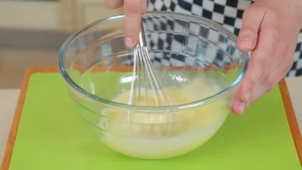 Sussurrando ovos e leite em uma tigela enquanto cozinha omelete — Vídeo de Stock