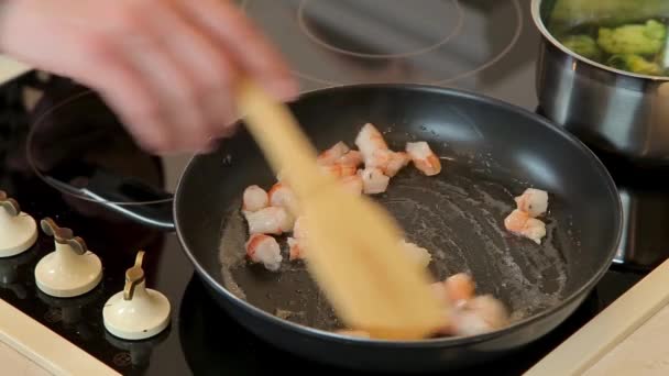 Chef está friendo langostinos picados — Vídeos de Stock