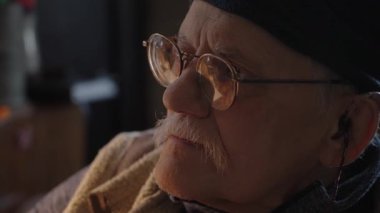 Kronik engelli yaşlı yetişkin tekerlekli sandalyede oturan bilgisayarla çalışıyor.