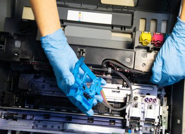 Yazıcı tamir ve onarım araçları kullanan teknisyenlerin üst görünümü.