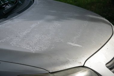 Arabanın kaputu soyulmuş..