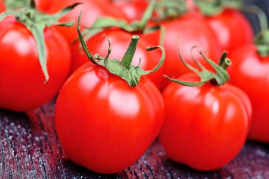 Ahşap bir masa üzerinde taze kiraz domates yığını kapat