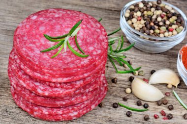 Salam ve baharat eski ahşap masa üzerine dilimlenmiş