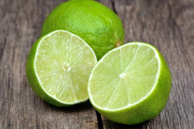 Ahşap arka plan üzerinde taze Limes yakın çekim