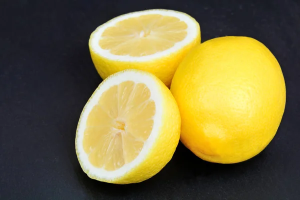 Limões Frescos Ardósia Preta — Fotografia de Stock