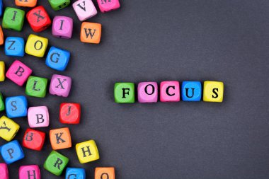 Siyah arka plan üzerinde odak sözcüğün yakın çekim