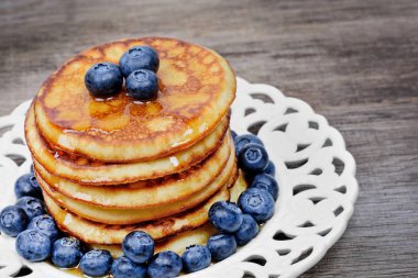 Krep bir plaka üzerinde eski bir ahşap masa yakın çekim