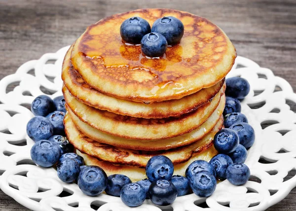 Pfannkuchen Mit Blaubeeren Einem Teller Auf Einem Holztisch — Stockfoto