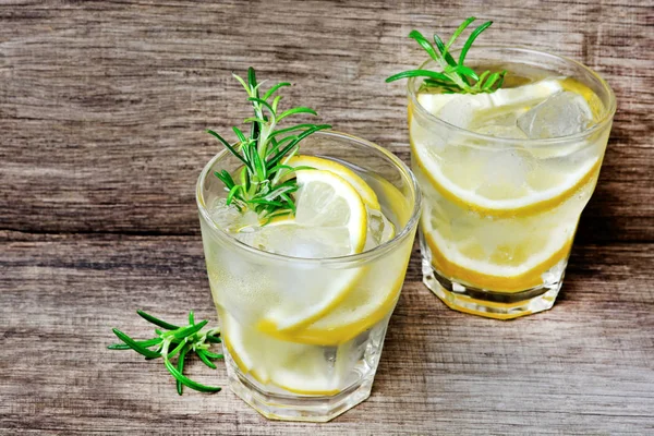 Wasser Mit Frischen Zitronen Glas Auf Einem Holztisch — Stockfoto