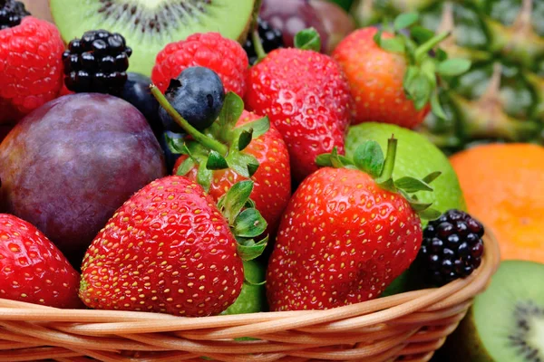 Primer Plano Deliciosas Frutas Frescas Una Canasta — Foto de Stock