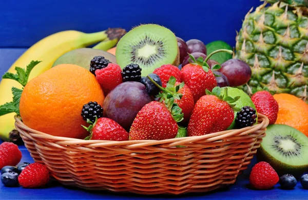 Frutas Frescas Una Canasta Sobre Mesa Madera Azul — Foto de Stock