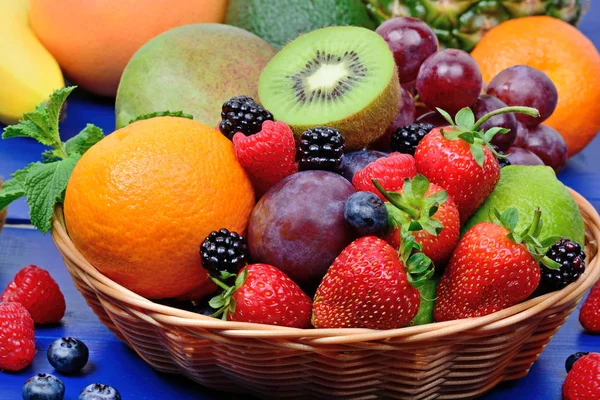 Mezcla Frutas Coloridas Una Canasta Sobre Mesa Madera — Foto de Stock